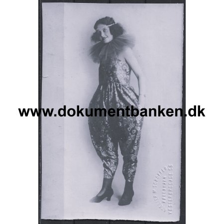 Kvinde. 3 postkort af fotograf v/ Atelier M. Schoffer Vesterbrogade 56