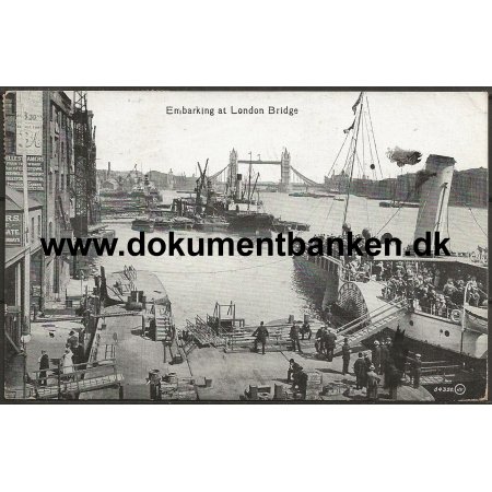 Embarking at London Bridge London England Postkort