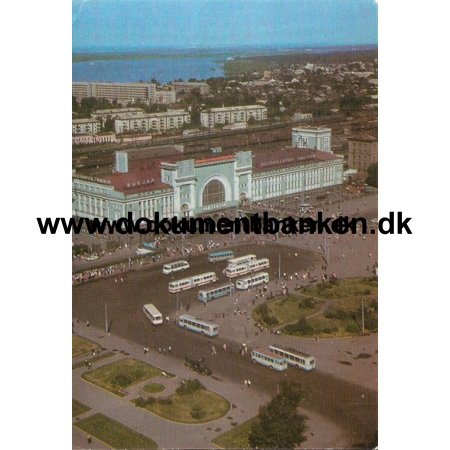 Bygning med busser. Postkort - 1983