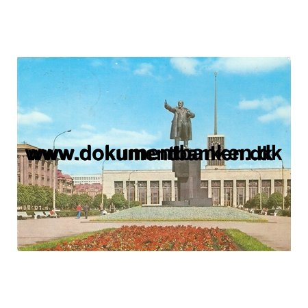 Bygning med Lenin statue. Postkort - 1979